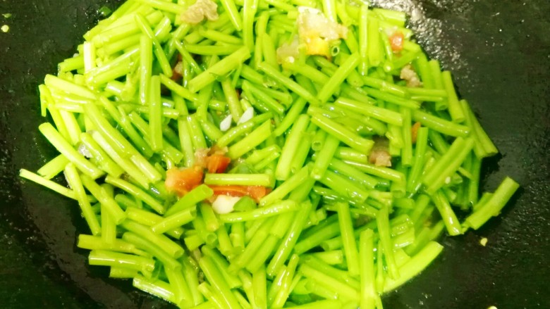 炒空心菜梗,加少许盐及生抽,最后加空心菜梗进行翻炒五分钟左右