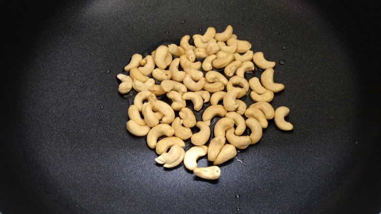 西芹胡萝卜炒腰果,凉锅凉油(适量食用油),倒入<a style='color:red;display:inline-block;' href='/shicai/ 669'>腰果</a>以文火炒至微黄酥脆。
