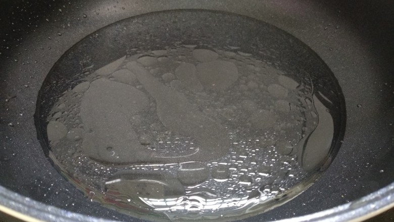 西芹胡萝卜炒腰果,余油的锅里倒入适量清水,煮开。