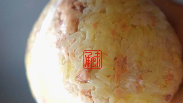 承味日式龙虾饭团,看啥?这是我家猫的生日餐!,搅拌均匀后,放入到保鲜袋中,压实,成为一个饭团,这种圆形的饭团通过这种方式可以很容易做成,不需要任何模具。
是有金枪鱼的