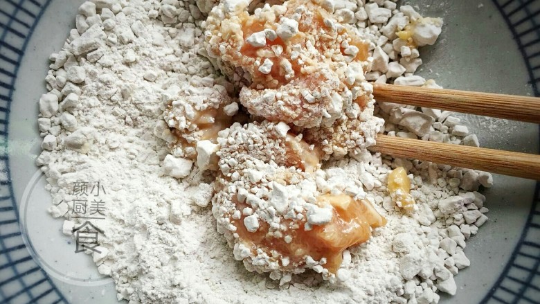 盐酥鸡,大碗里装上适量的红薯粉粒,腌制好的鸡块一块一块的裹满红薯粉粒。