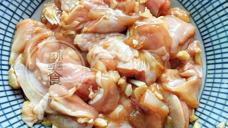 盐酥鸡,然后抓均匀腌制20分钟,腌制入味。