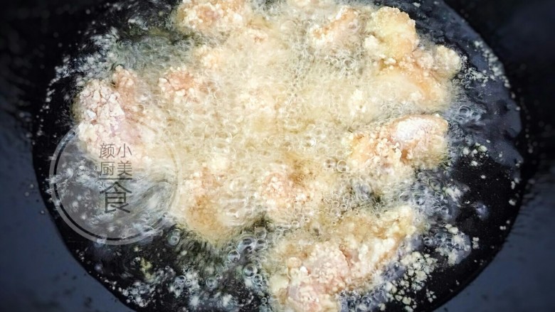 盐酥鸡,锅里倒入多点的食用油,烧至6成热,夹一块一块鸡块入锅小火慢炸,时不时搅动一下以免炸焦。