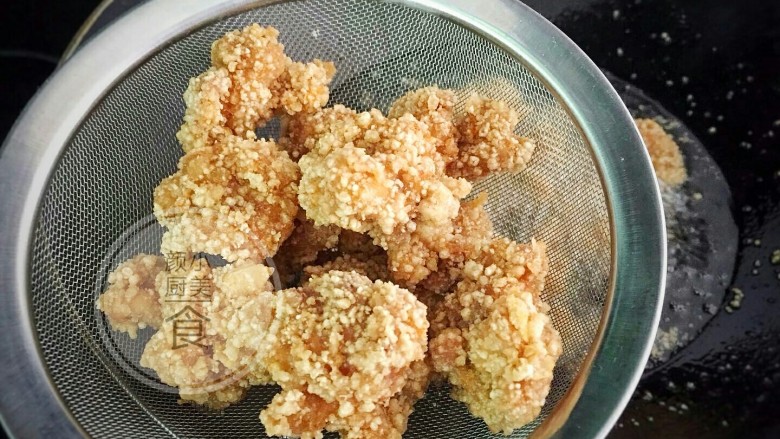 盐酥鸡,慢慢炸至金黄色酥脆即可捞起来凉一下，炸好的鸡块再倒入油锅进行第二次复炸，复炸时间炸至3-5分钟，即可捞起来用厨房纸吸去多余的油即可装盘，炸好的盐酥鸡外脆里嫩，香酥可口，味道非常好吃，当下酒菜，小零食都不错，中餐厅的做法需要放九层塔的，我这里没有九层塔就没有放，就算不放味道也是非常不错的。