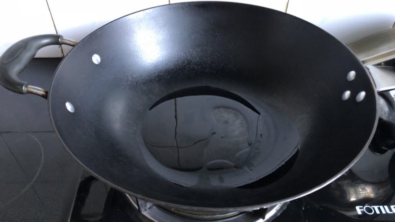 可乐话梅炖子排,锅烧热,倒入油。