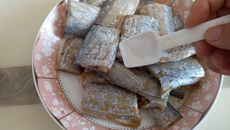 黄梅酱焖带鱼,挑出姜丝倒出料酒,加盐