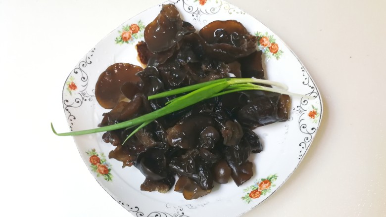 小葱蒜泥黑木耳,准备泡发好的黑木耳,洗净<a style='color:red;display:inline-block;' href='/shicai/ 157'>小葱</a>