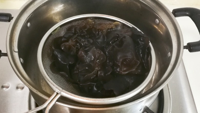 小葱蒜泥黑木耳,放入黑木耳烧开,继续烧一分钟捞出