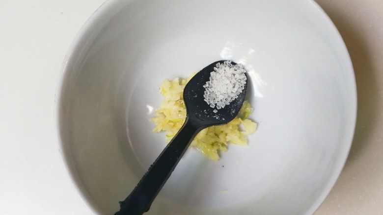 小葱蒜泥黑木耳,碗中放入蒜泥,少许糖