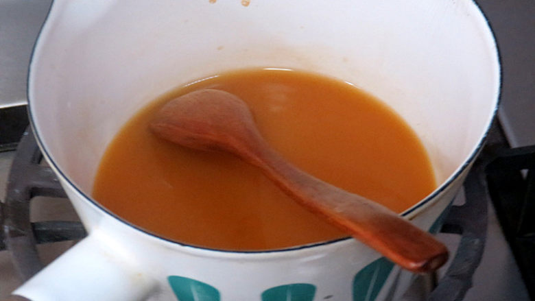 快手正餐 【虾仁玉子豆腐】,在少量水中加入淀粉,化开;再加入少量<a style='color:red;display:inline-block;' href='/shicai/ 788'>生抽</a>酱油,放入小锅中,开中火煮沸后看见微微浓稠后离火