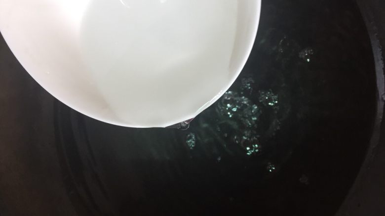 凉皮,锅内倒入4碗清水烧开