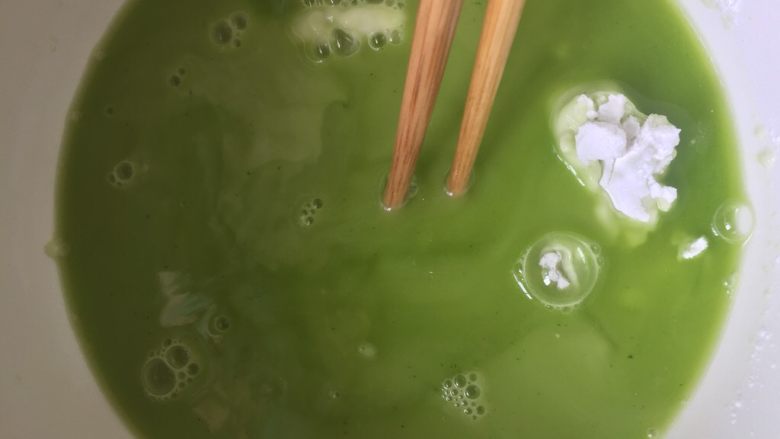 凉皮,一碗黄瓜汁全都倒入粉中搅拌均匀