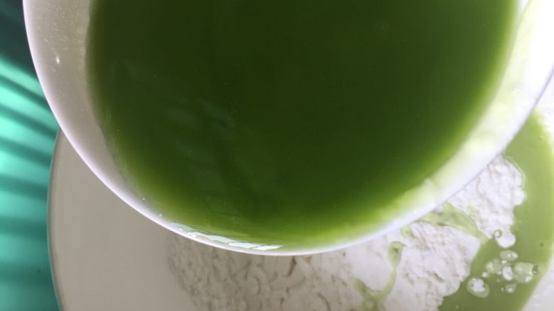 凉皮,一碗碗豆淀粉倒入黄瓜汁