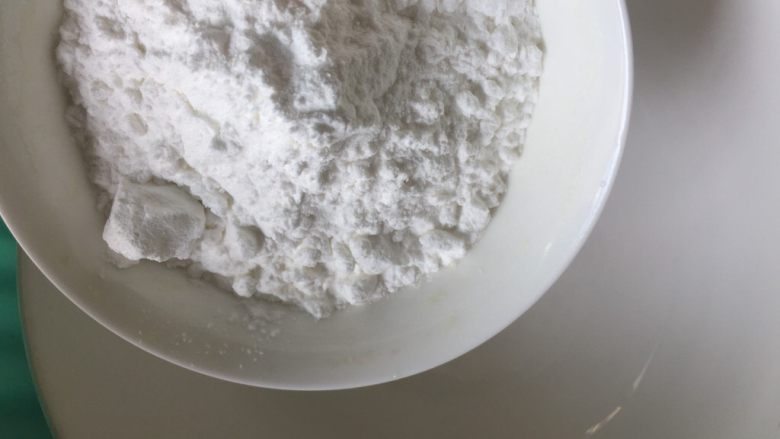 凉皮,倒入一碗碗豆淀粉