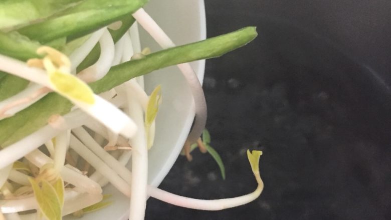 凉皮,豆芽青椒倒开水烫一下