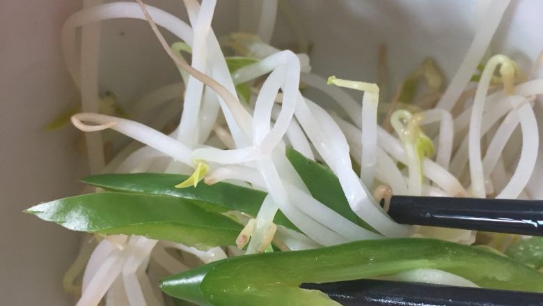 凉皮,烫熟后捞出沥干水份