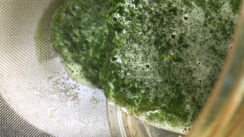 凉皮,榨好的黄瓜过滤出汁