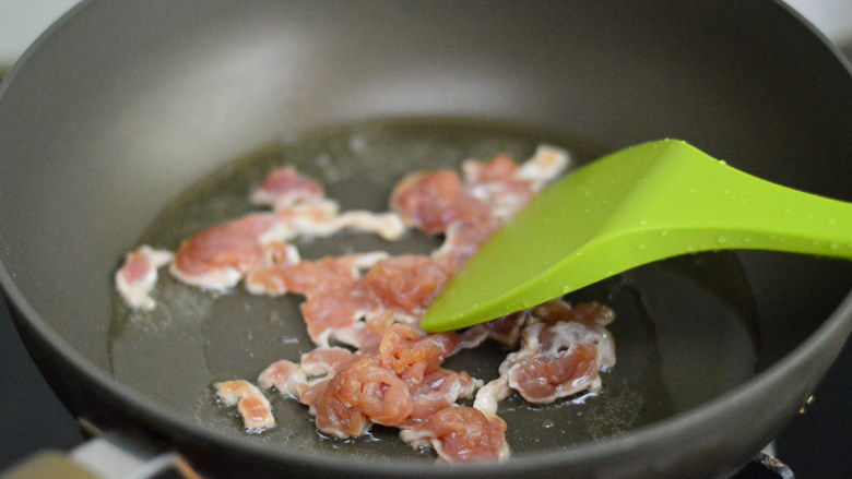 彩椒炒肉丝,锅里倒入少许盐,烧热后放入肉丝炒散
