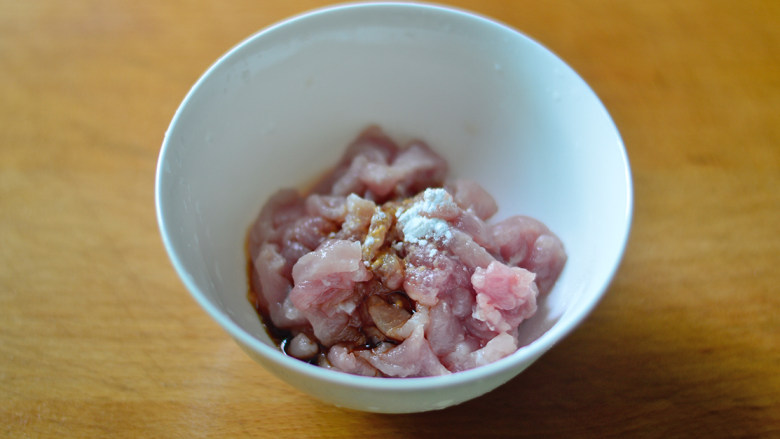 彩椒炒肉丝,放入碗中,调入少许酱油、<a style='color:red;display:inline-block;' href='/shicai/ 718'>料酒</a>、淀粉
