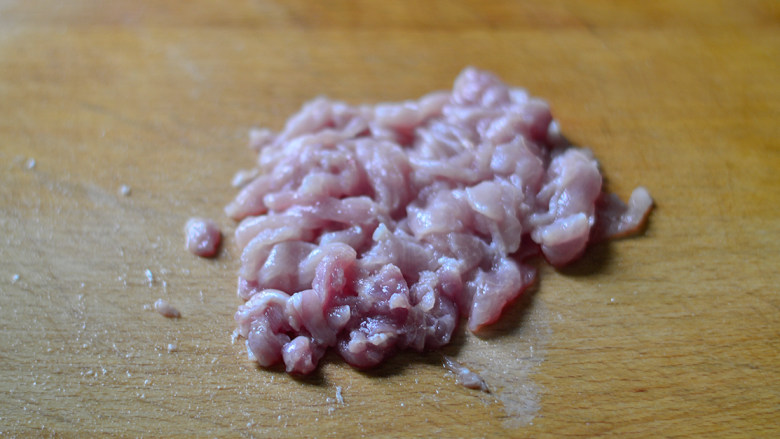 彩椒炒肉丝,<a style='color:red;display:inline-block;' href='/shicai/ 414'>猪肉</a>洗净,切成细细的丝