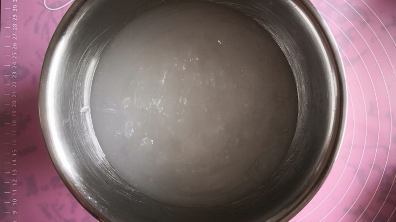 【块状凉粉】,搅打至有些劲的时候关火,倒入抹油的容器中,室温凝固即可,也可以冰箱冷藏。