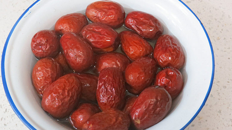 快手小食 【桂花糯米枣】,把<a style='color:red;display:inline-block;' href='/shicai/ 2470'>红枣</a>洗干净,放水里泡半小时