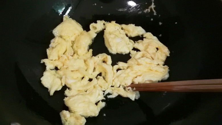 快手正餐 韭苔炒蛋,热锅热油倒入鸡蛋液用筷子滑散至蛋液快完全凝固,划散成小块盛出