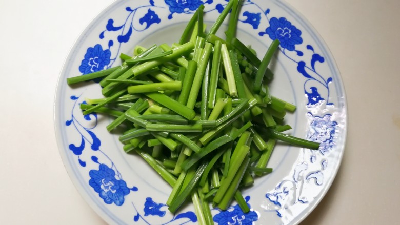 快手正餐 韭苔炒蛋,<a style='color:red;display:inline-block;' href='/shicai/ 166'>韭苔</a>洗净切去头部的韭菜花,切成段