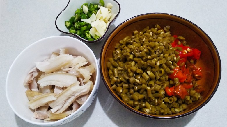 快手正餐 油渣炒泡豇豆,所有食材如上图切好