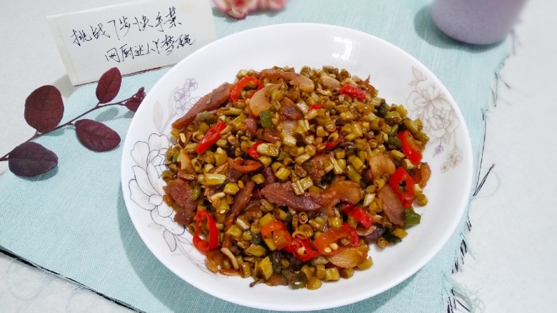 快手正餐 油渣炒泡豇豆,出锅装盘