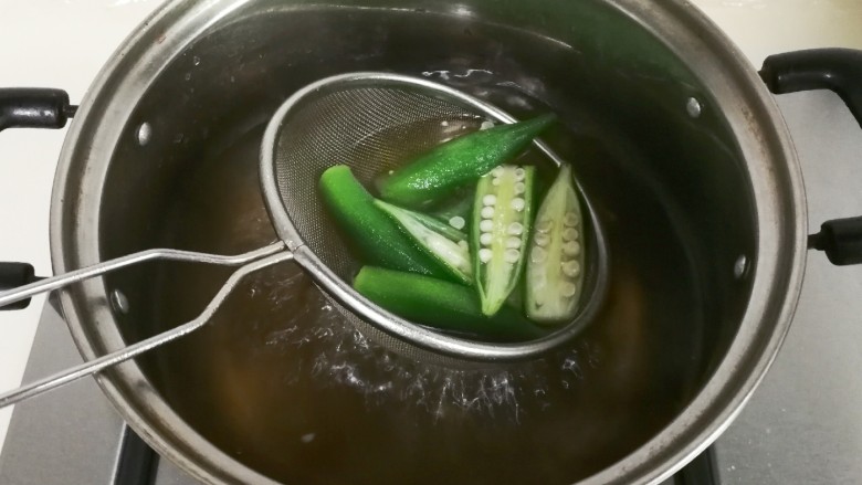 快手正餐 五星秋葵,放入秋葵烧开捞出来
