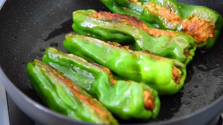 煎酿辣椒—客家名菜煎酿三宝之一,风靡粤港澳,翻面,煎至辣椒表面成虎皮。