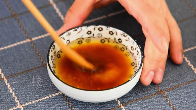 煎酿辣椒—客家名菜煎酿三宝之一,风靡粤港澳,糖、生抽加入味碟中搅匀