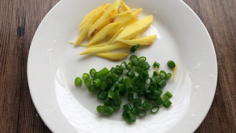 快手正餐 插酒蛏,生姜切条,葱切葱花