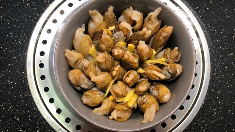 快手正餐 插酒蛏,放入蒸锅,蒸锅水开蒸12分钟
