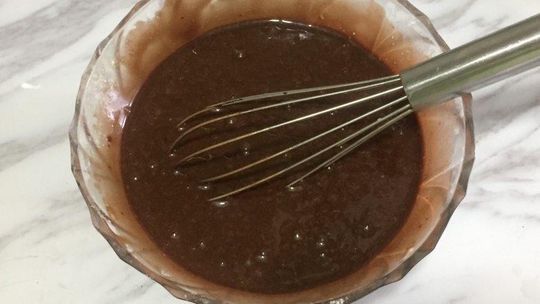 仿真栗子蛋糕,然后,我们把巧克力糊和之前做好的蛋糕糊混合后再加入食用油,之后再用蛋抽搅匀。