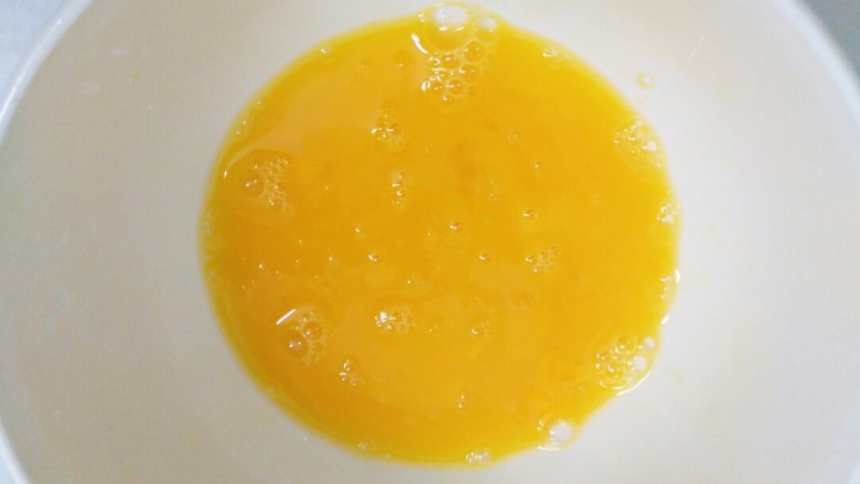快手早餐 红枣鸡蛋桂圆糖水,<a style='color:red;display:inline-block;' href='/shicai/ 9'>鸡蛋</a>打散装碗里待用。