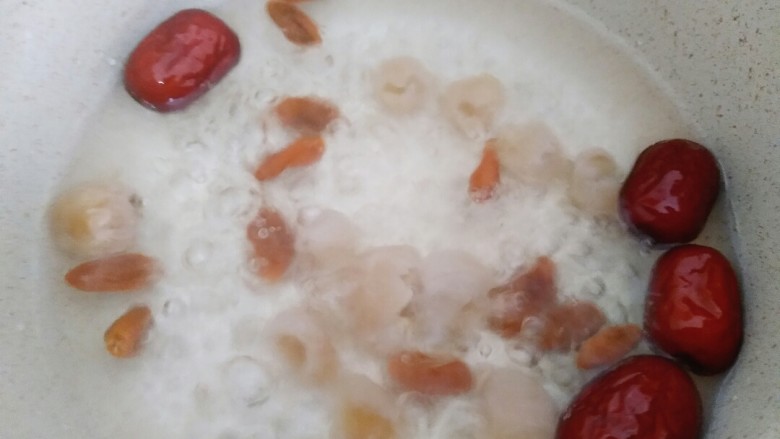 快手早餐 红枣鸡蛋桂圆糖水,锅内放适量水烧开,放入桂圆红枣枸杞煮10分钟。