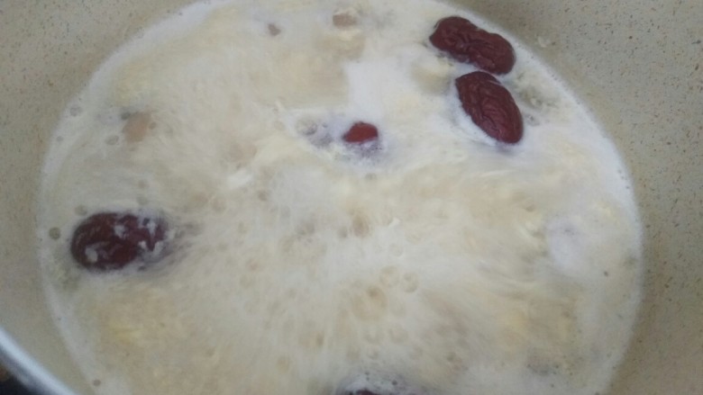 快手早餐 红枣鸡蛋桂圆糖水,再倒入打散的鸡蛋迅速搅拌,鸡蛋也可以整个下锅,看个人喜欢哈。