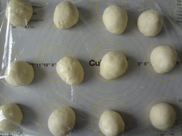 香葱火腿粒面包,称重分割成12等份滚圆松弛15分钟