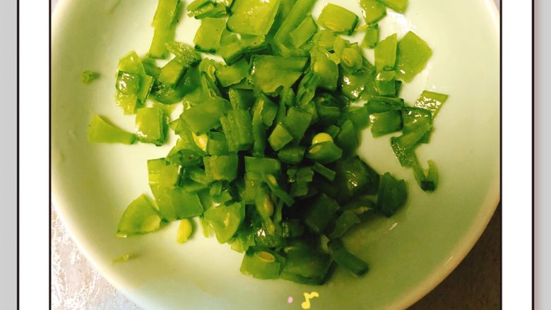鸡胸肉香甜疙瘩汤,荷兰豆焯水切碎