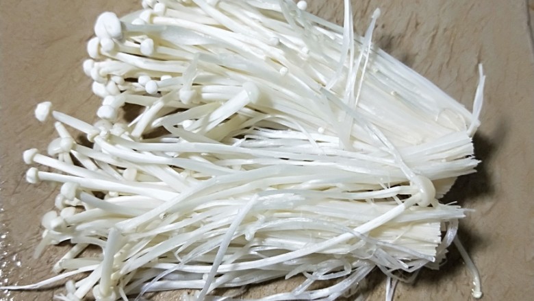 粉丝金针菇,<a style='color:red;display:inline-block;' href='/shicai/ 234'>金针菇</a>已经,切去老根。