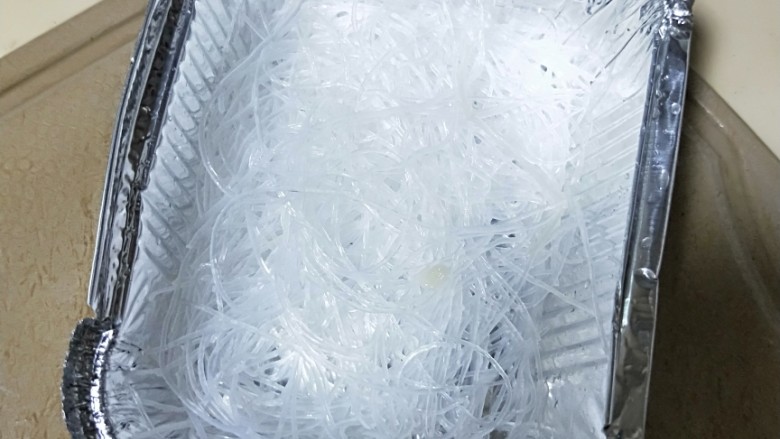 粉丝金针菇,锡纸盒洗净,先放入稍微剪断的粉丝垫底。