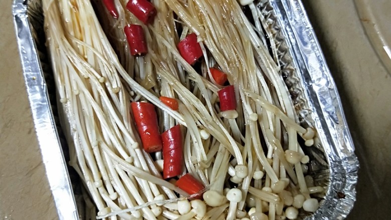 粉丝金针菇,放入金针菇,再在上面放入朝天椒。