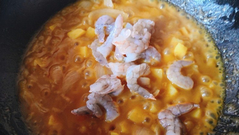 快手正餐 咖喱虾仁饭,等咖喱完全融化后放入虾仁。