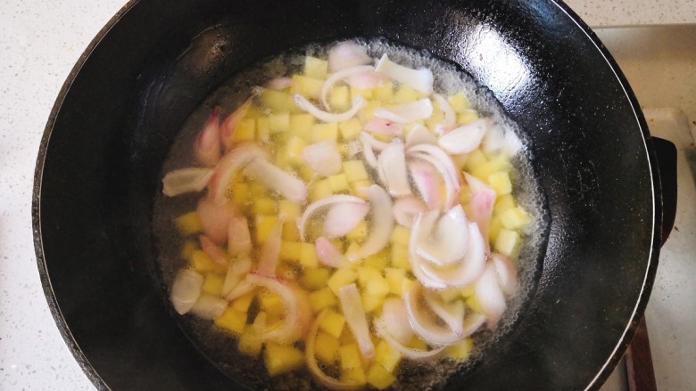 快手正餐 咖喱虾仁饭,加入适量的水,大火煮开后转中小火煮5分钟