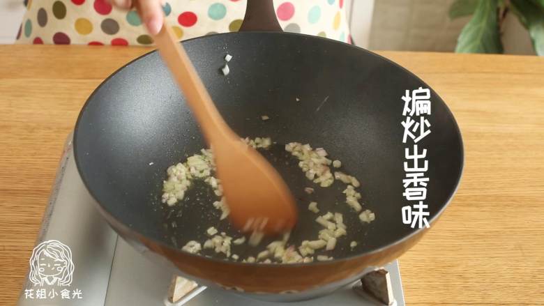 宝宝卤肉饭18m+,倒油，加入洋葱末，煸炒出香味~

