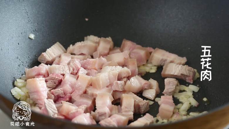 宝宝卤肉饭18m+,倒入五花肉,炒至变色~