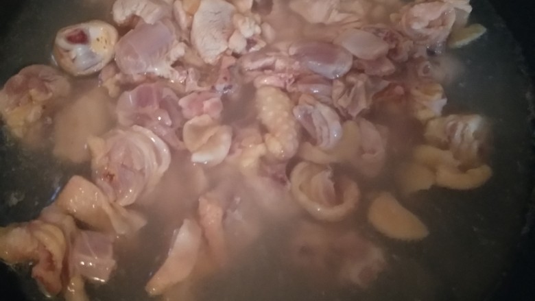 麻辣鸡煲,<a style='color:red;display:inline-block;' href='/shicai/ 94'>鸡肉</a>洗干净~放锅里把血水抄出来后，捞出来再过水洗