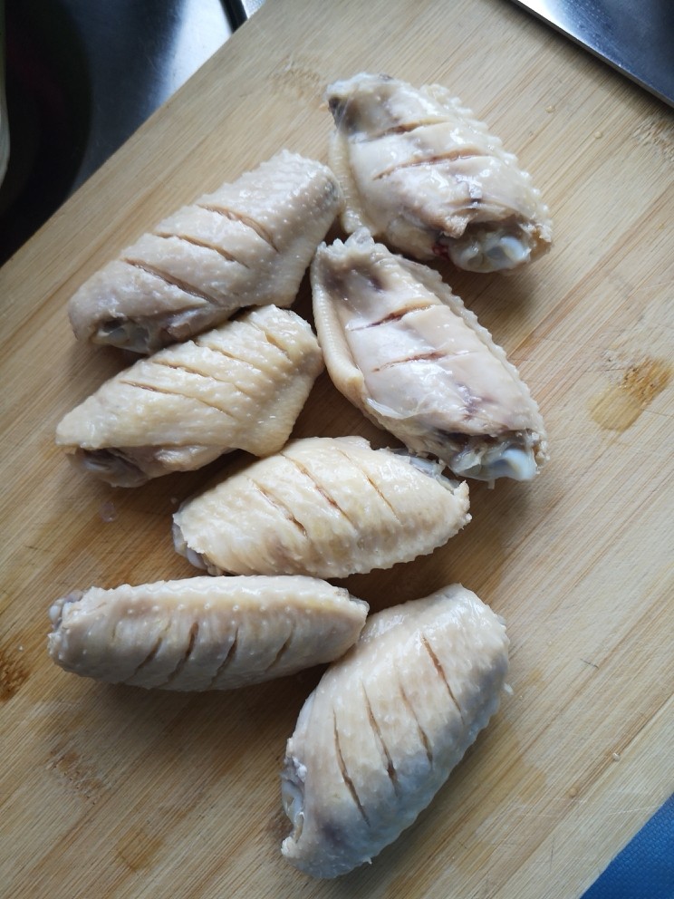 砂锅鸡翅,鸡翅焯水
捞出放凉，划刀